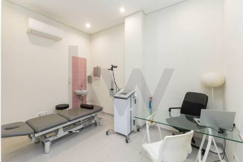 Oportunidade Única para o Seu Negócio: Loja de Luxo na Rotunda da VL8, Junto ao Novo Metro Ruby!