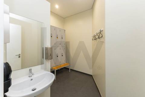 Oportunidade Única para o Seu Negócio: Loja de Luxo na Rotunda da VL8, Junto ao Novo Metro Ruby!