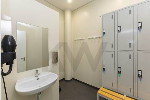 Oportunidade Única para o Seu Negócio: Loja de Luxo na Rotunda da VL8, Junto ao Novo Metro Ruby!