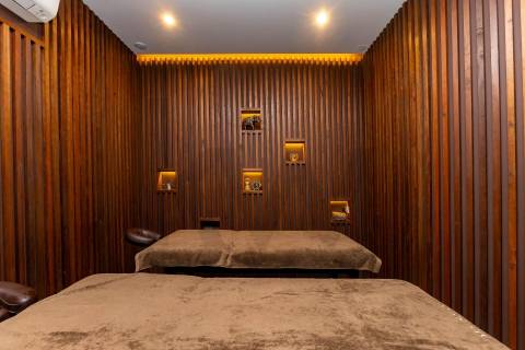 Oportunidade Única para o Seu Negócio: Loja de Luxo na Rotunda da VL8, Junto ao Novo Metro Ruby!