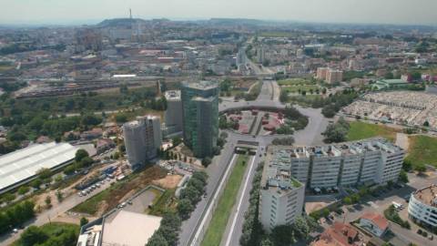 Oportunidade Única para o Seu Negócio: Loja de Luxo na Rotunda da VL8, Junto ao Novo Metro Ruby!