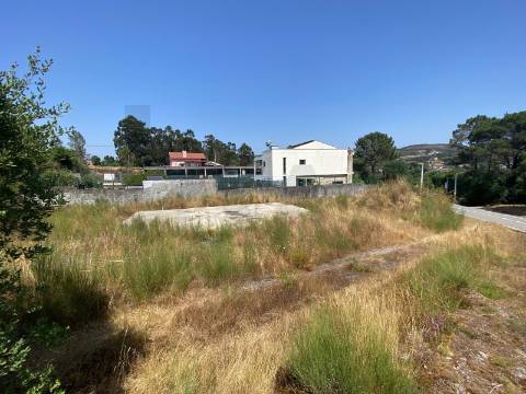 Terreno com licença para construção de moradia