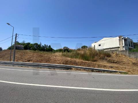 Terreno com licença para construção de moradia