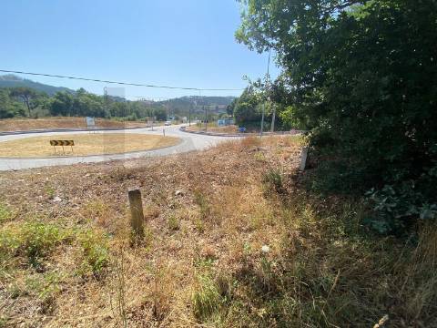 Terreno com licença para construção de moradia