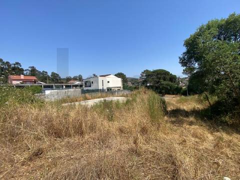 Terreno com licença para construção de moradia