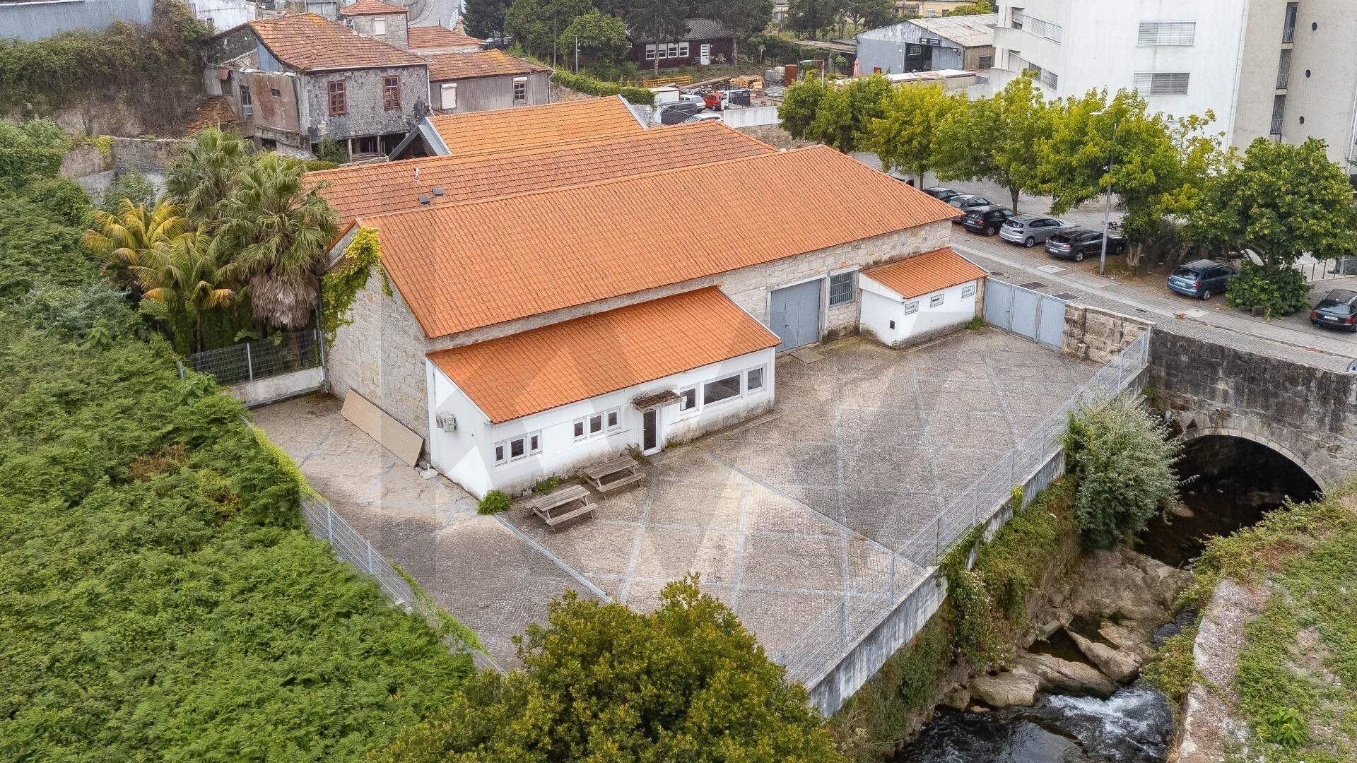 Armazem situado em Serralves em excelente estado de conservação.