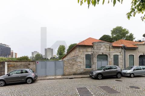 Armazem situado em Serralves em excelente estado de conservação.