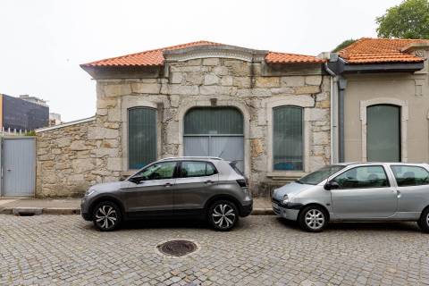 Armazem situado em Serralves em excelente estado de conservação.