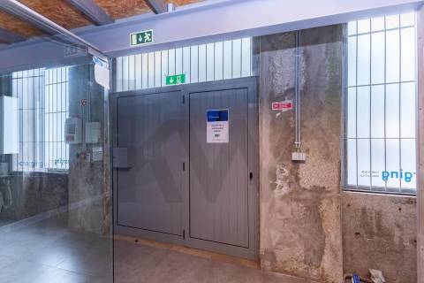 Armazem situado em Serralves em excelente estado de conservação.