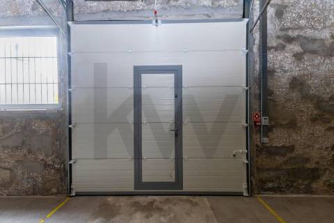 Armazem situado em Serralves em excelente estado de conservação.