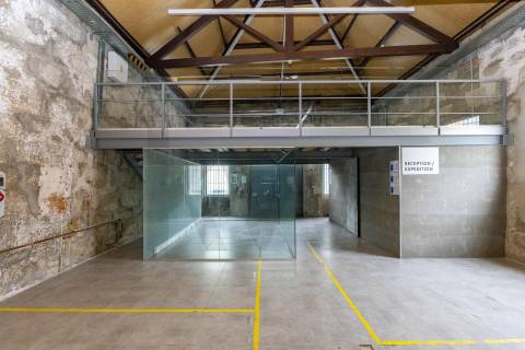 Armazem situado em Serralves em excelente estado de conservação.