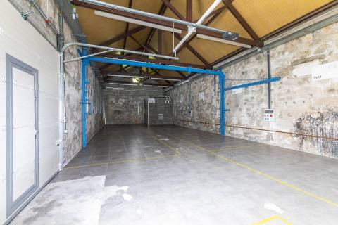 Armazem situado em Serralves em excelente estado de conservação.