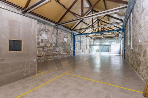 Armazem situado em Serralves em excelente estado de conservação.