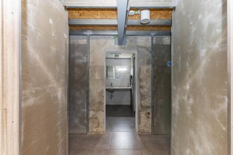 Armazem situado em Serralves em excelente estado de conservação.