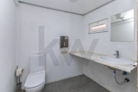 Armazem situado em Serralves em excelente estado de conservação.