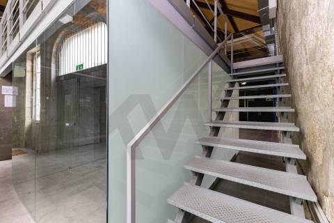 Armazem situado em Serralves em excelente estado de conservação.