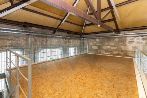 Armazem situado em Serralves em excelente estado de conservação.