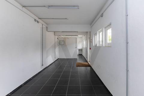 Armazem situado em Serralves em excelente estado de conservação.