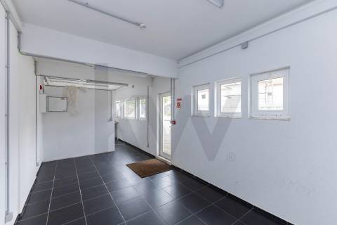 Armazem situado em Serralves em excelente estado de conservação.