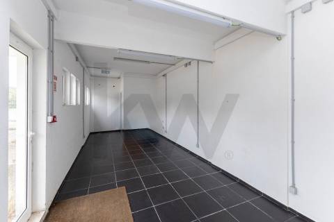 Armazem situado em Serralves em excelente estado de conservação.