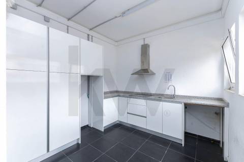 Armazem situado em Serralves em excelente estado de conservação.