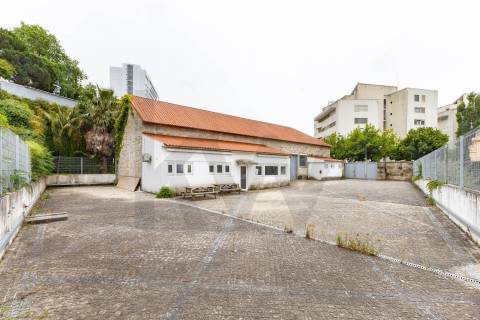 Armazem situado em Serralves em excelente estado de conservação.
