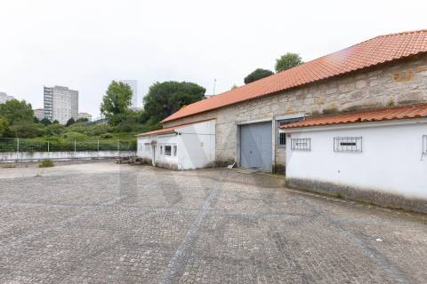 Armazem situado em Serralves em excelente estado de conservação.