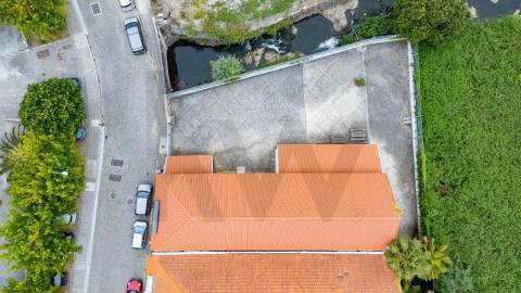 Armazem situado em Serralves em excelente estado de conservação.