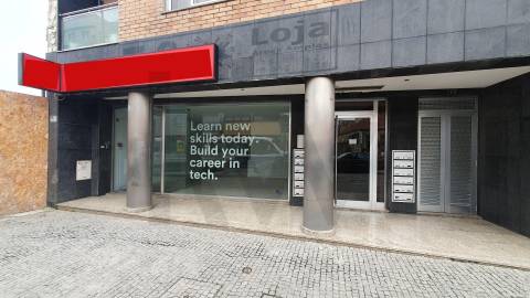 Loja com Garagem Privativa na Av. Serpa Pinto - Matosinhos