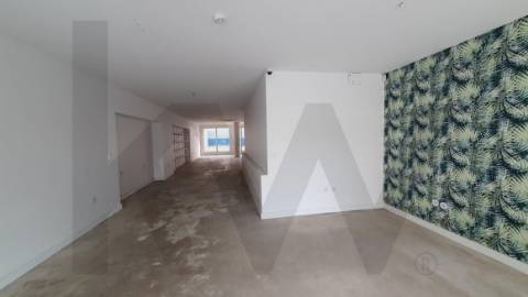 Loja com Garagem Privativa na Av. Serpa Pinto - Matosinhos