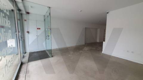 Loja com Garagem Privativa na Av. Serpa Pinto - Matosinhos