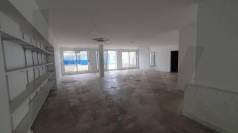 Loja com Garagem Privativa na Av. Serpa Pinto - Matosinhos