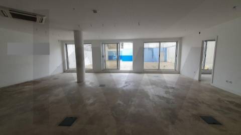 Loja com Garagem Privativa na Av. Serpa Pinto - Matosinhos