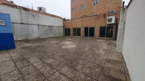 Loja com Garagem Privativa na Av. Serpa Pinto - Matosinhos