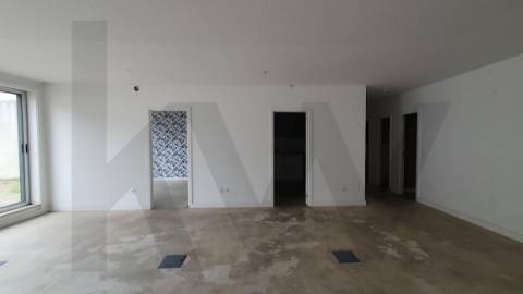 Loja com Garagem Privativa na Av. Serpa Pinto - Matosinhos