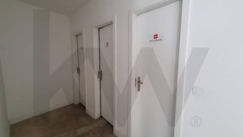 Loja com Garagem Privativa na Av. Serpa Pinto - Matosinhos