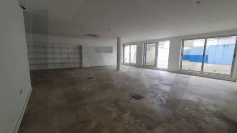 Loja com Garagem Privativa na Av. Serpa Pinto - Matosinhos