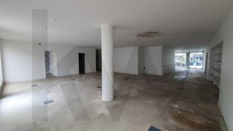 Loja com Garagem Privativa na Av. Serpa Pinto - Matosinhos
