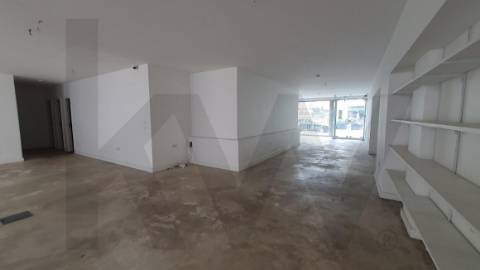 Loja com Garagem Privativa na Av. Serpa Pinto - Matosinhos