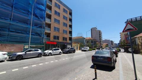 Loja com Garagem Privativa na Av. Serpa Pinto - Matosinhos