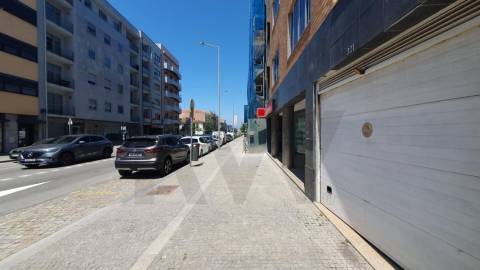 Loja com Garagem Privativa na Av. Serpa Pinto - Matosinhos