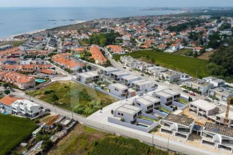 Moradia T3  Nova em Condomínio com Piscina e Vista Mar em Vila Chá, Vila do Conde, Porto