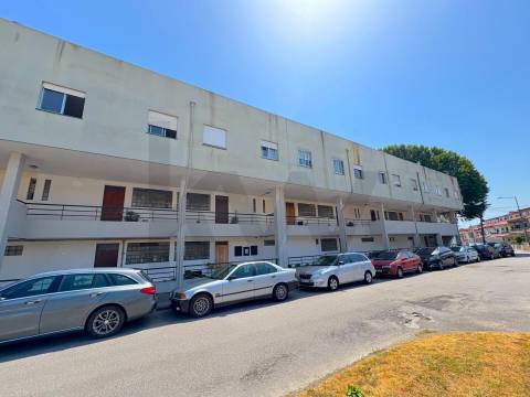 Apartamento T4 com terraço e box fechada em S. Mamede Infesta