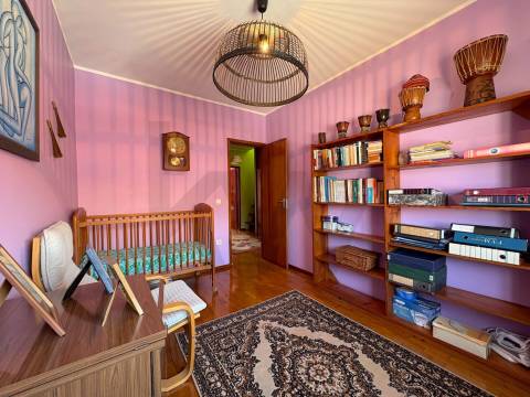 Apartamento T4 com terraço e box fechada em S. Mamede Infesta