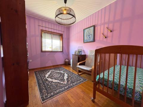 Apartamento T4 com terraço e box fechada em S. Mamede Infesta