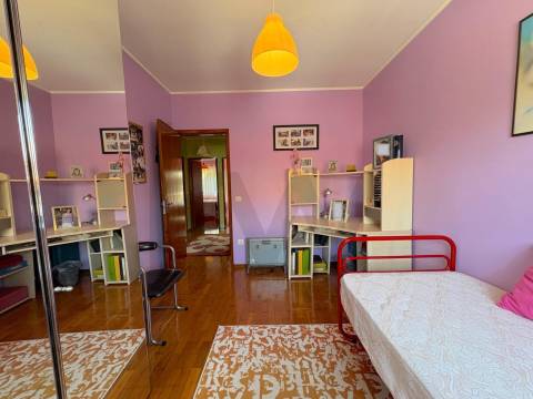 Apartamento T4 com terraço e box fechada em S. Mamede Infesta