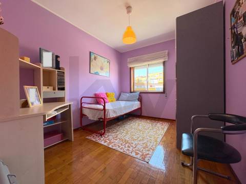 Apartamento T4 com terraço e box fechada em S. Mamede Infesta