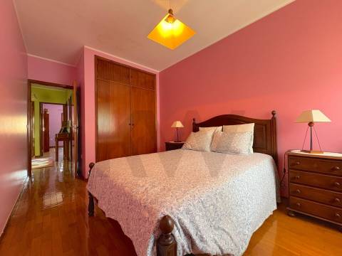 Apartamento T4 com terraço e box fechada em S. Mamede Infesta