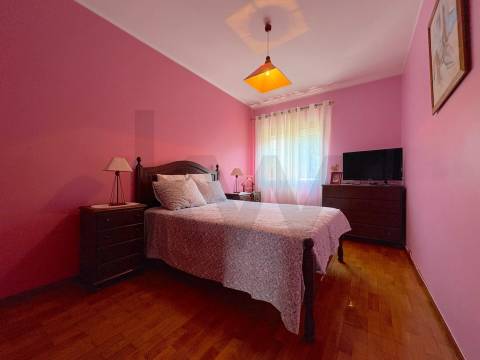 Apartamento T4 com terraço e box fechada em S. Mamede Infesta