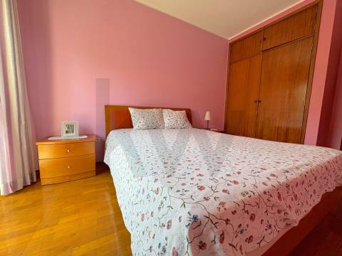 Apartamento T4 com terraço e box fechada em S. Mamede Infesta